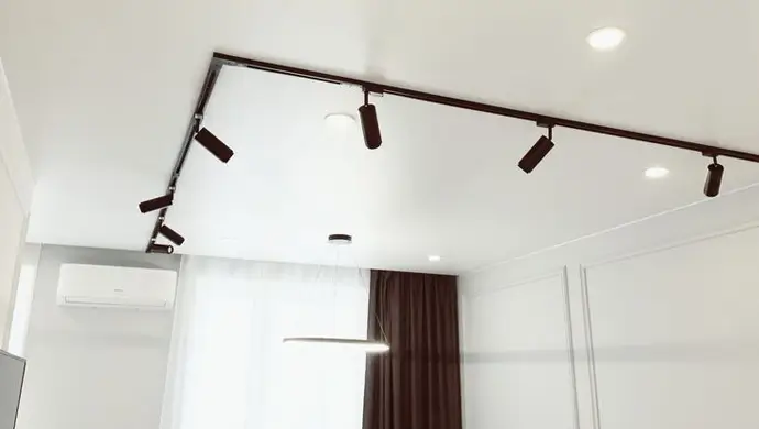 Потолки с трековыми светильниками