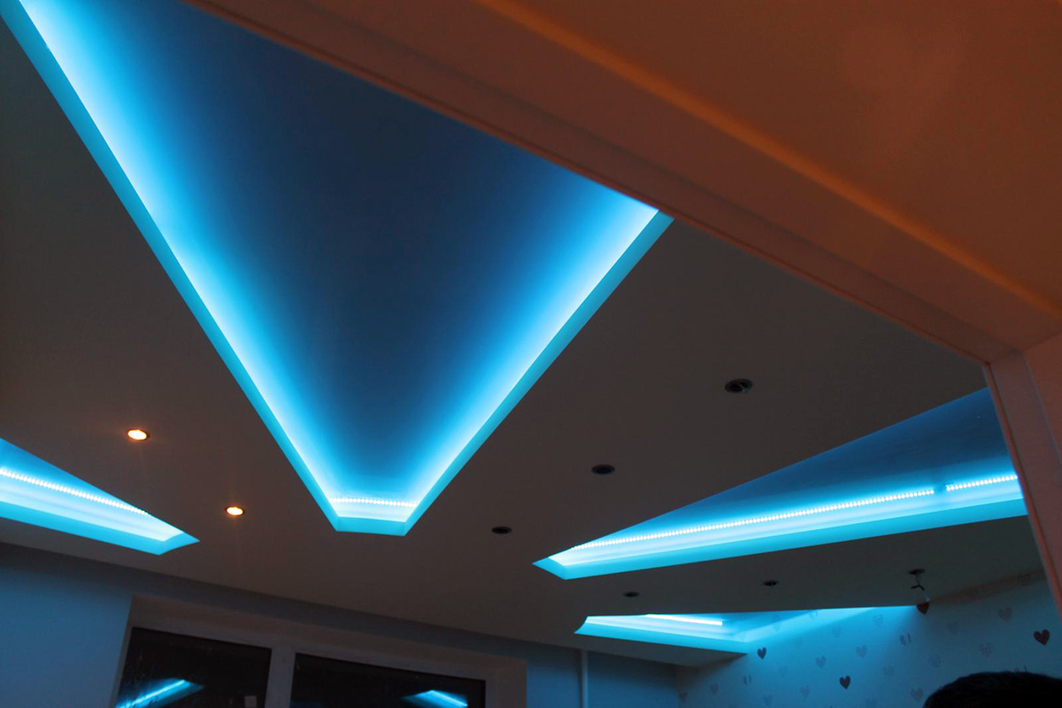 двухуровневый потолок со светодиодной подсветкой фото
