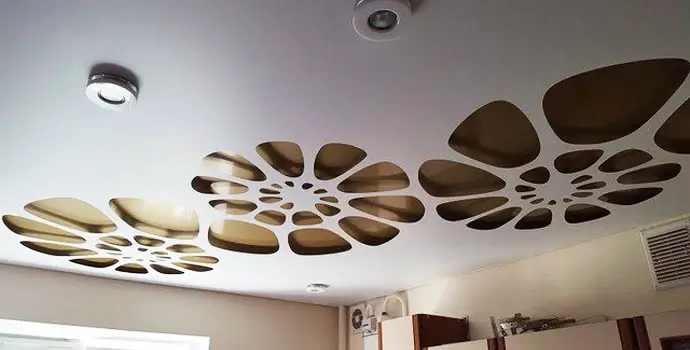 Резной натяжной потолок